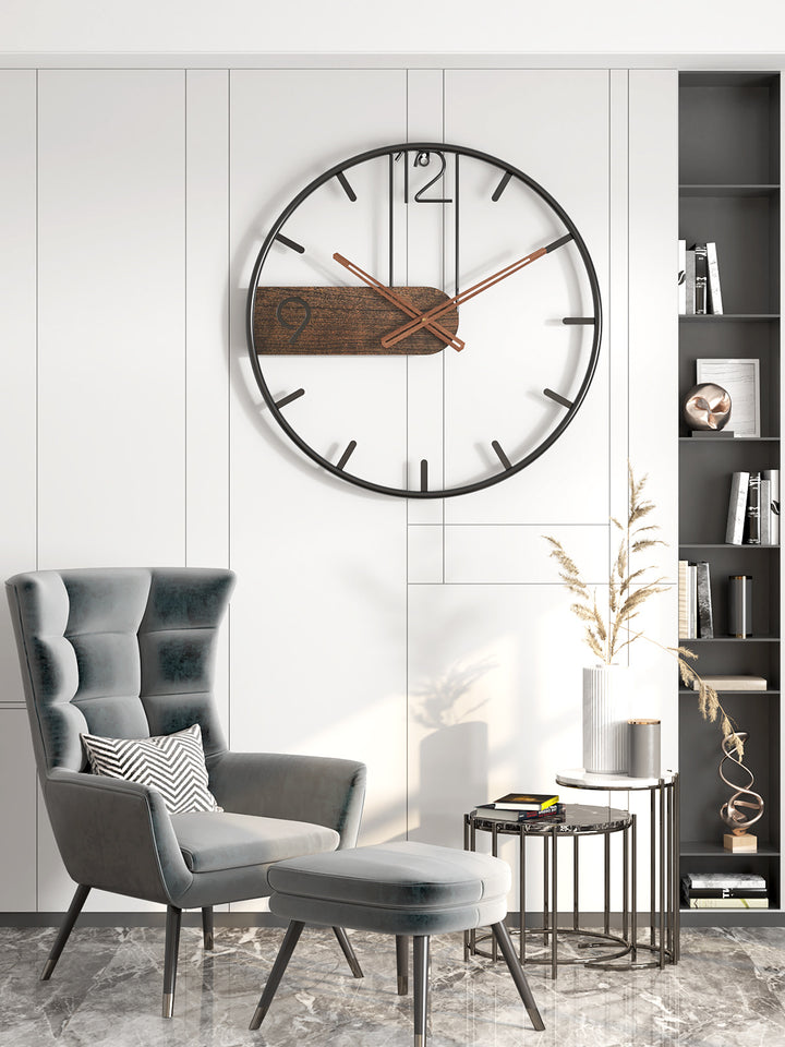 Moderne Wanduhr mit Holz