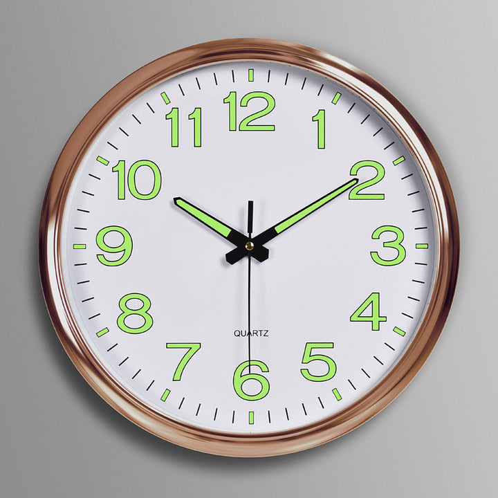 Moderne Wanduhr mit grünem Zifferblatt