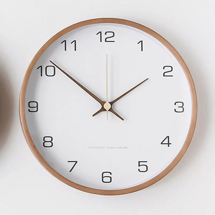 Klassische Wanduhr mit Holzrahmen