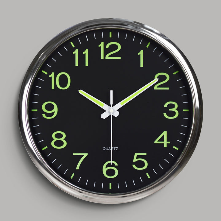 Moderne Wanduhr mit grünem Zifferblatt