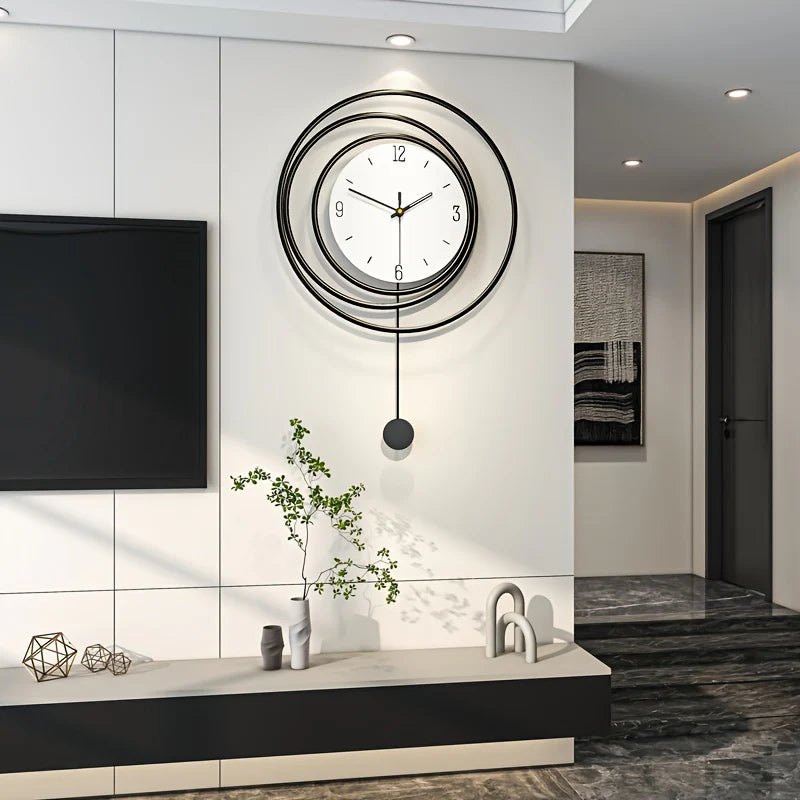 Moderne Wanduhr mit Pendel