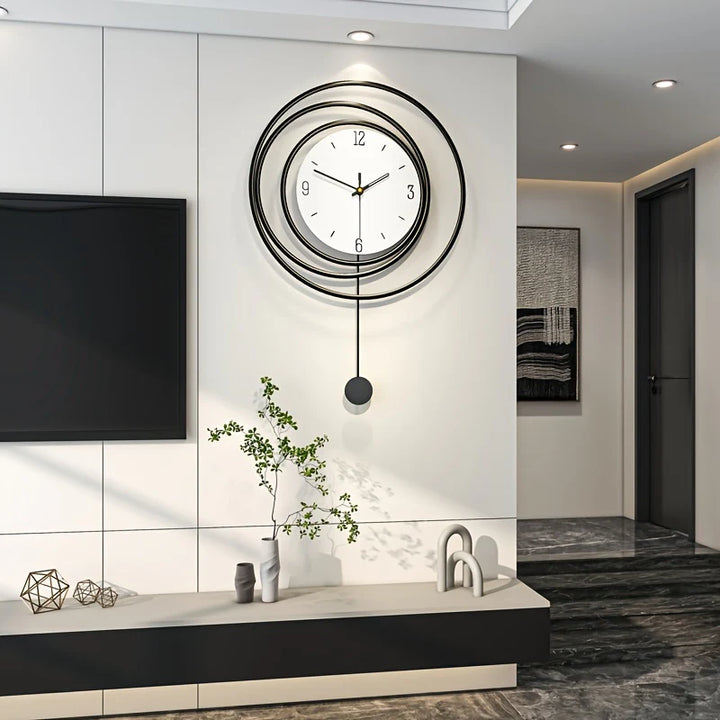 Moderne Wanduhr mit Pendel