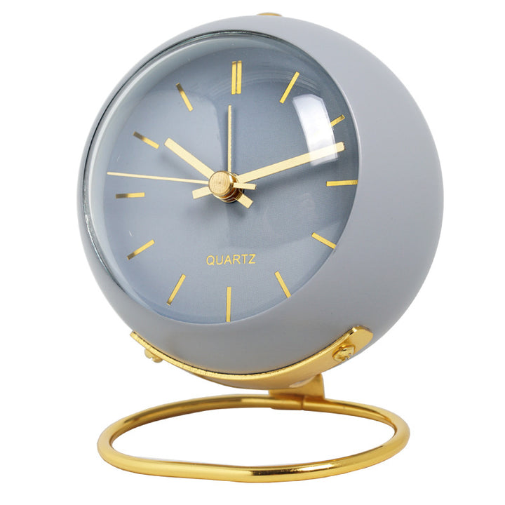 Eleganter Tischwecker mit Goldakzenten