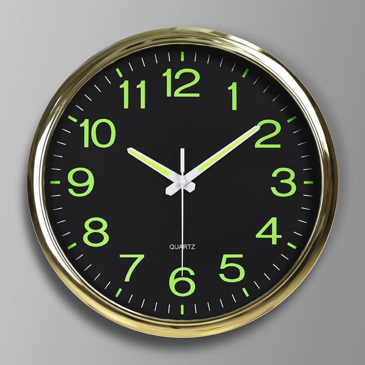 Moderne Wanduhr mit grünem Zifferblatt