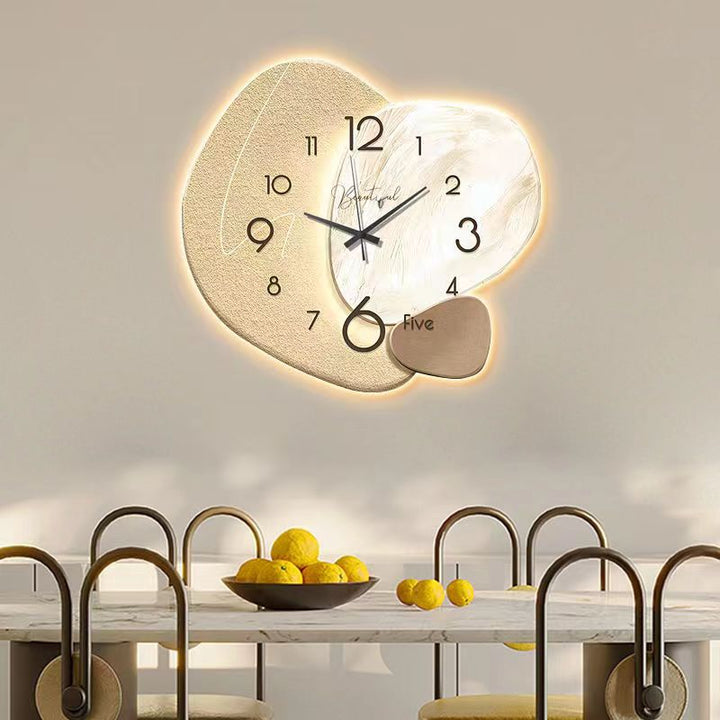 Beleuchtete Wanduhr mit künstlerischem Design