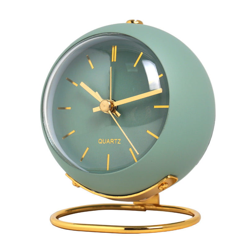 Eleganter Tischwecker mit Goldakzenten