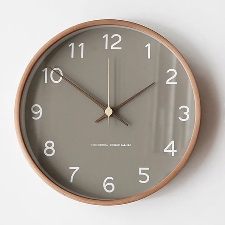 Klassische Wanduhr mit Holzrahmen