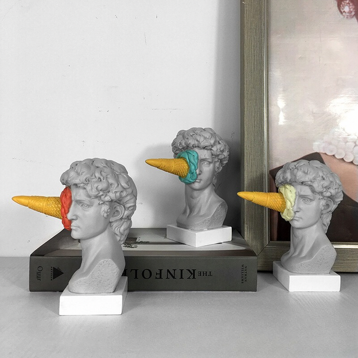 Bunte David Skulptur mit Eiskunst