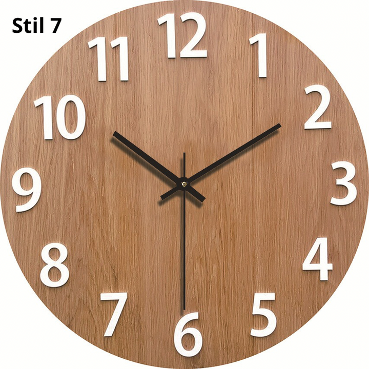 Wanduhr aus Holz mit römischen Ziffern