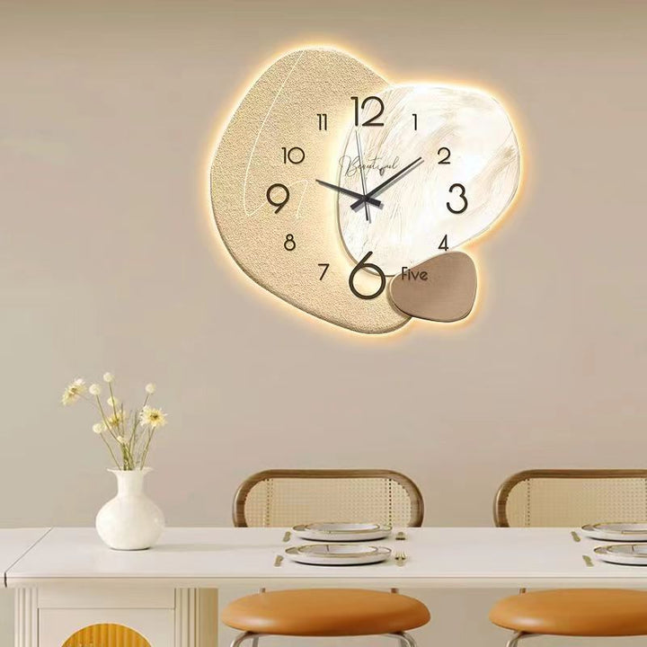 Beleuchtete Wanduhr mit künstlerischem Design