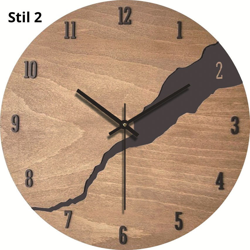 Wanduhr aus Holz mit römischen Ziffern