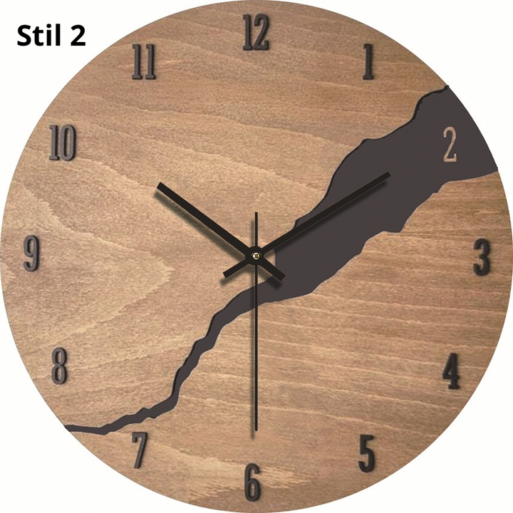 Wanduhr aus Holz mit römischen Ziffern