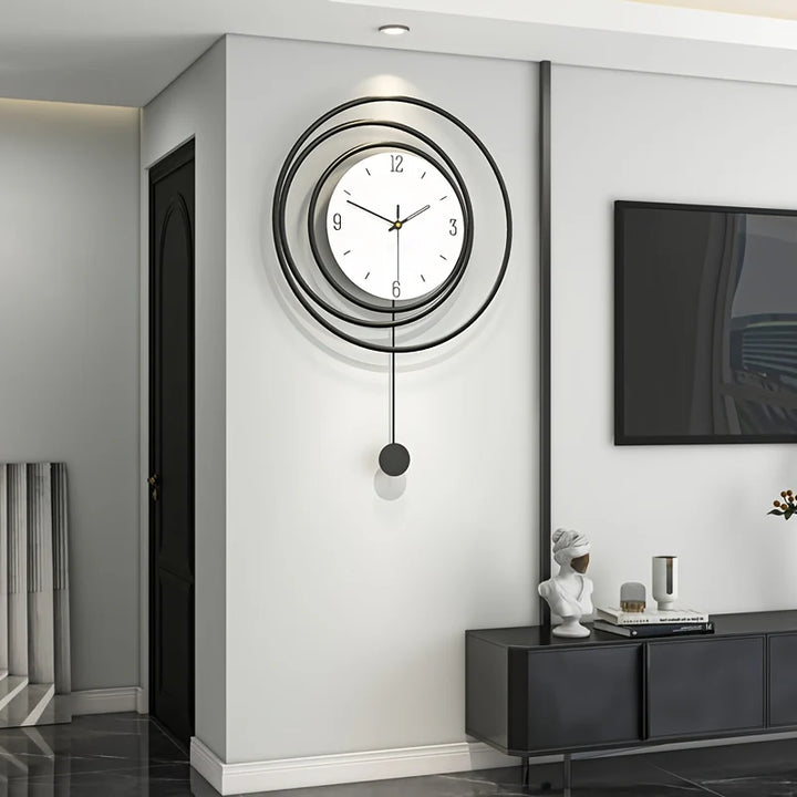 Moderne Wanduhr mit Pendel