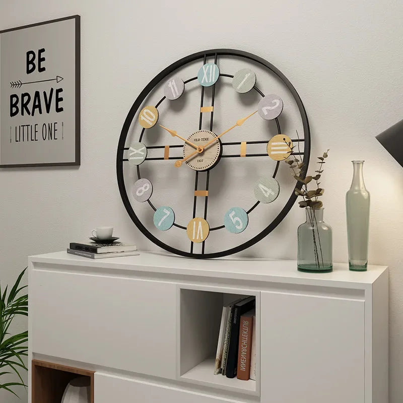 Vintage Bunte Wanduhr mit Modernem Design