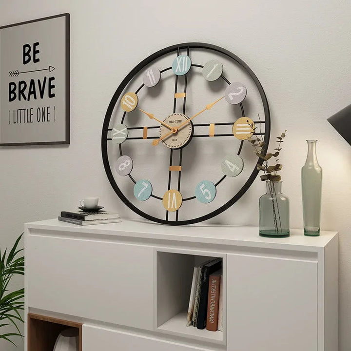 Vintage Bunte Wanduhr mit Modernem Design