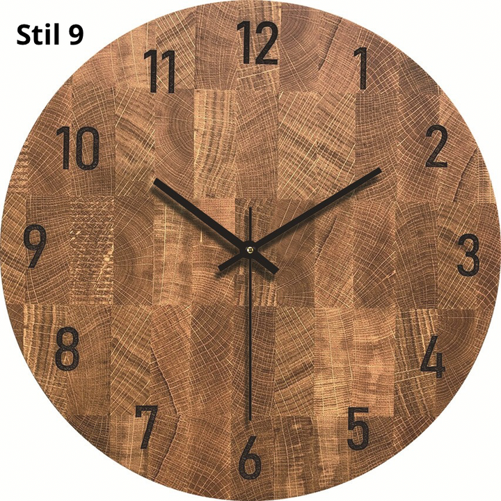 Wanduhr aus Holz mit römischen Ziffern