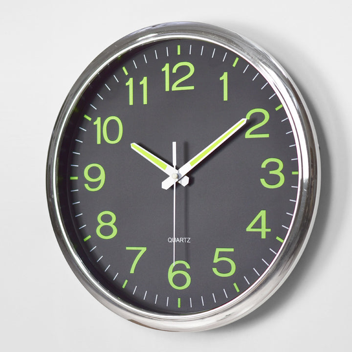 Moderne Wanduhr mit grünem Zifferblatt