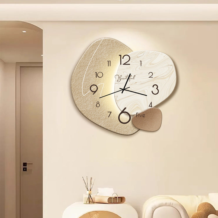 Beleuchtete Wanduhr mit künstlerischem Design