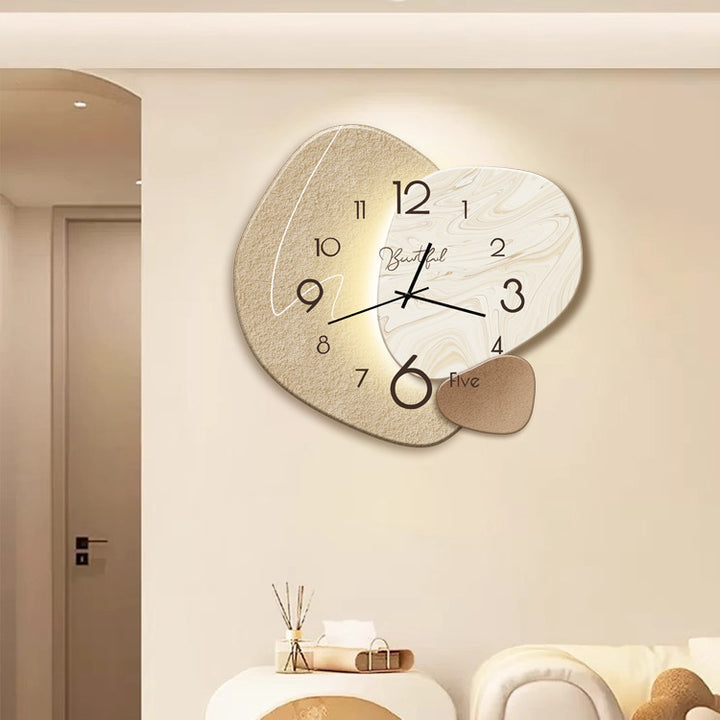 Beleuchtete Wanduhr mit künstlerischem Design
