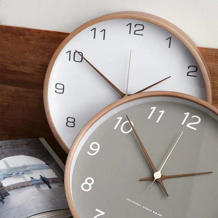 Klassische Wanduhr mit Holzrahmen