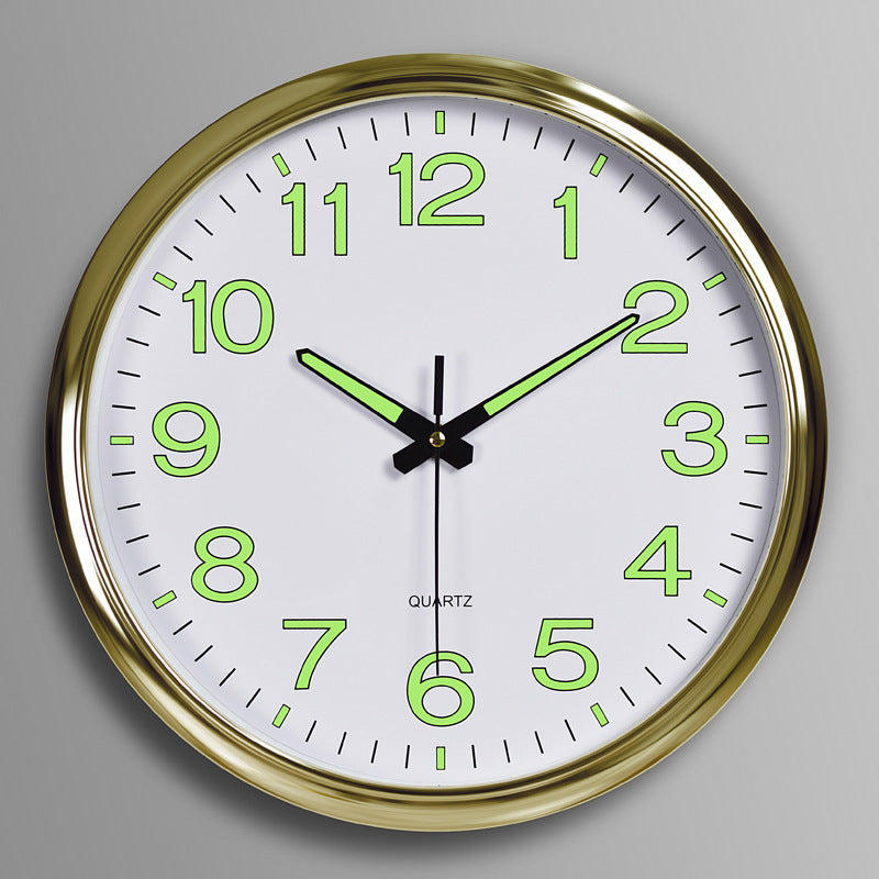 Moderne Wanduhr mit grünem Zifferblatt