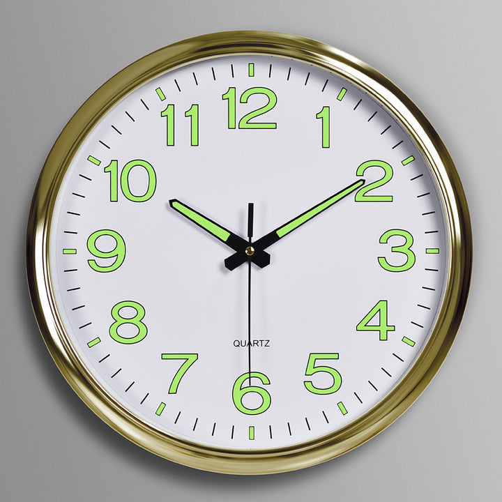Moderne Wanduhr mit grünem Zifferblatt