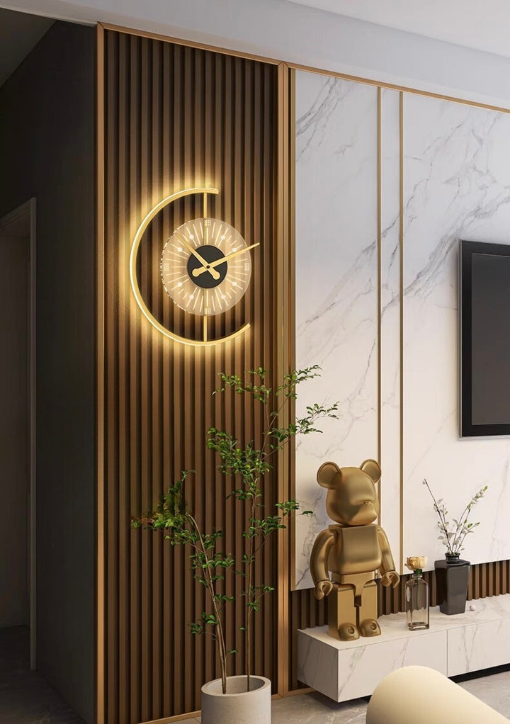 Stilvolle Wanduhr mit Hintergrundbeleuchtung und Goldakzenten