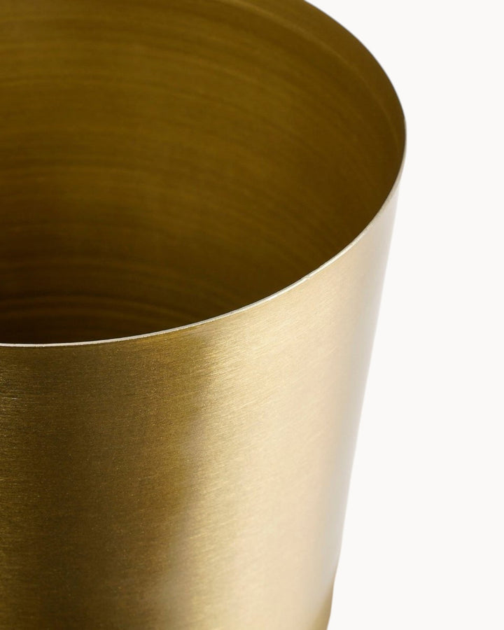 Glänzende dekorative Metall-Vase