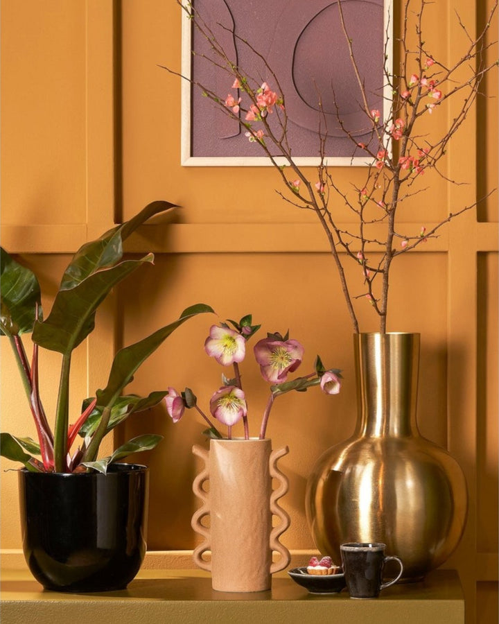 Glänzende dekorative Metall-Vase
