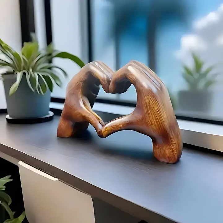 Klassische Herzförmige Holzskulptur
