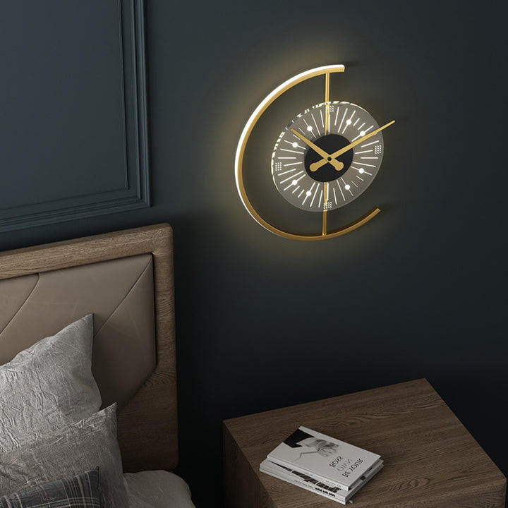 Stilvolle Wanduhr mit Hintergrundbeleuchtung und Goldakzenten