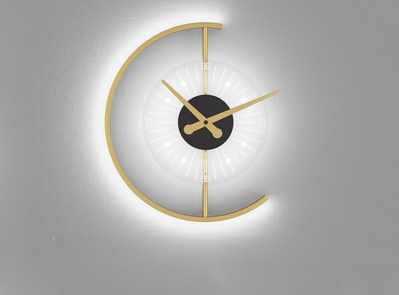 Stilvolle Wanduhr mit Hintergrundbeleuchtung und Goldakzenten