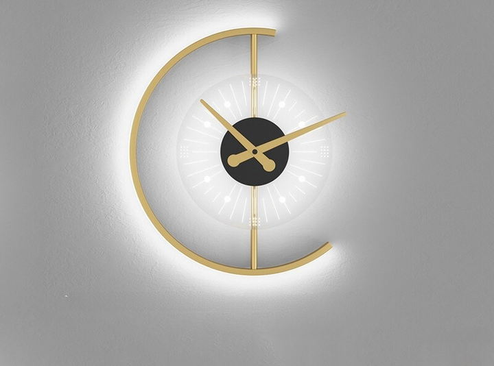 Stilvolle Wanduhr mit Hintergrundbeleuchtung und Goldakzenten