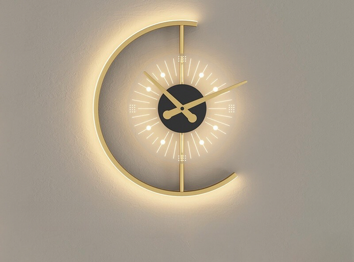 Stilvolle Wanduhr mit Hintergrundbeleuchtung und Goldakzenten