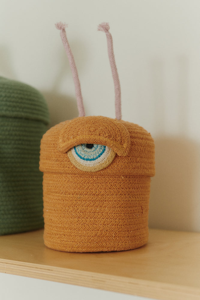 Orange Baumwollkorb mit Antennen und Augen – Spaß für Kinder