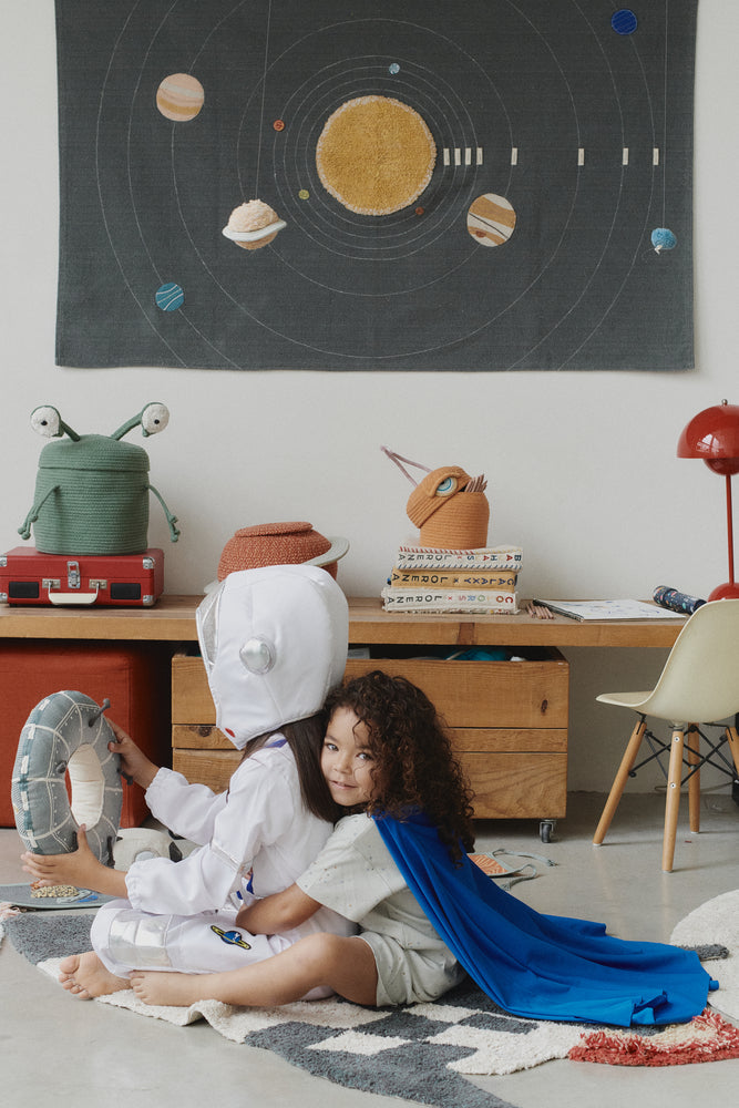 Orange Baumwollkorb mit Antennen und Augen – Spaß für Kinder