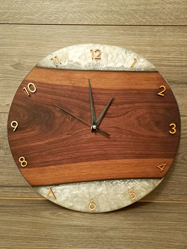 Wanduhr aus Walnussholz mit Epoxidharz – lautlos & einzigartig