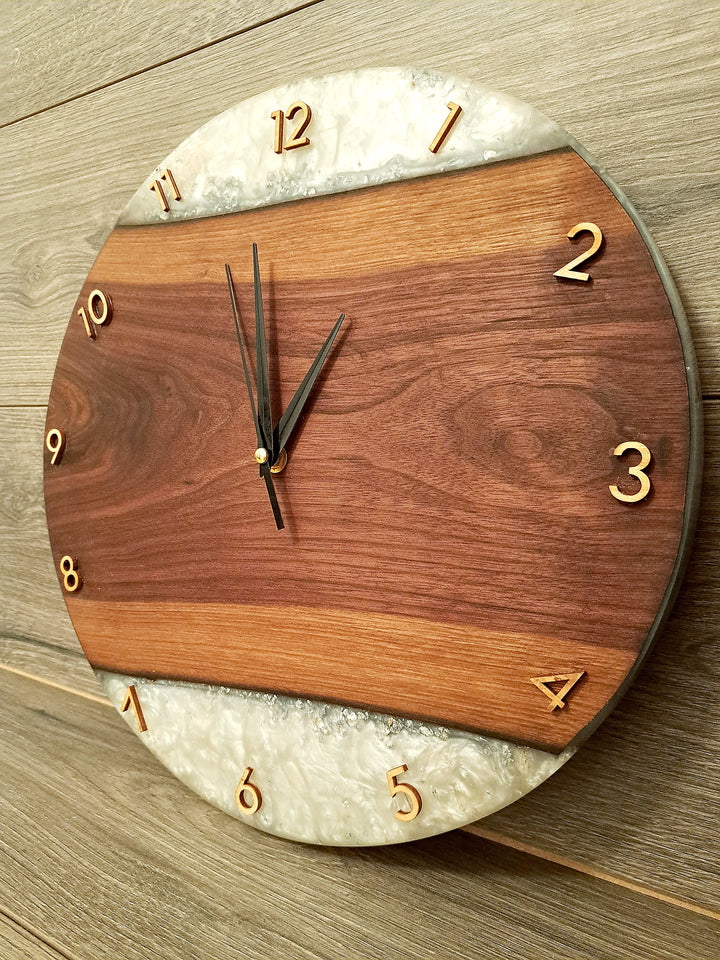 Wanduhr aus Walnussholz mit Epoxidharz – lautlos & einzigartig
