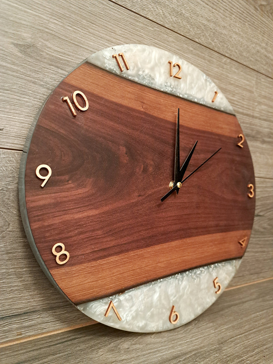 Wanduhr aus Walnussholz mit Epoxidharz – lautlos & einzigartig
