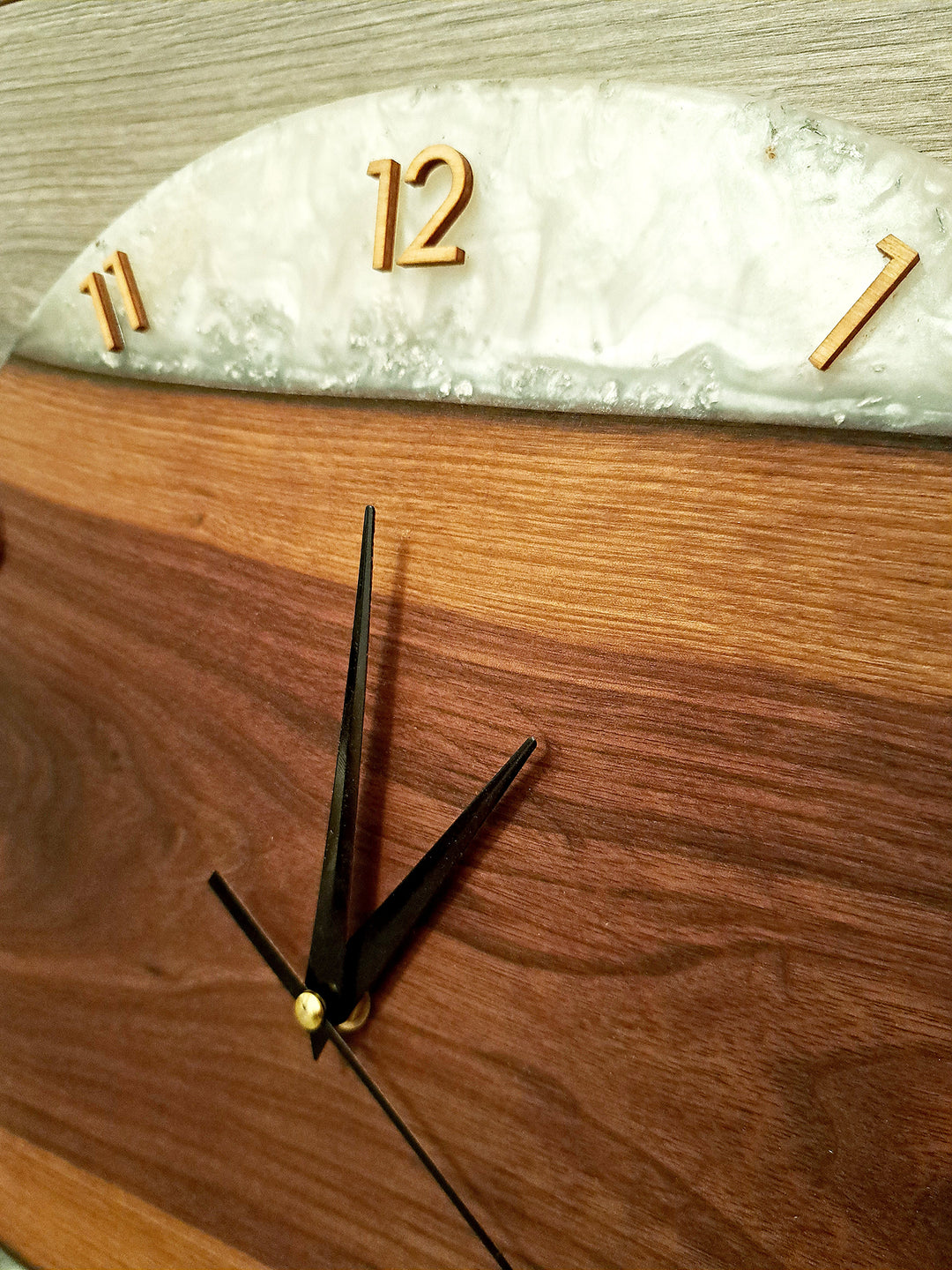 Wanduhr aus Walnussholz mit Epoxidharz – lautlos & einzigartig