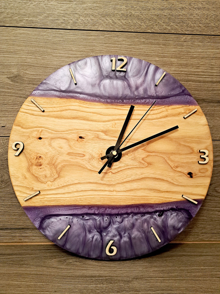 Wanduhr aus Walnussholz mit Epoxidharz – lautlos & handgefertigt