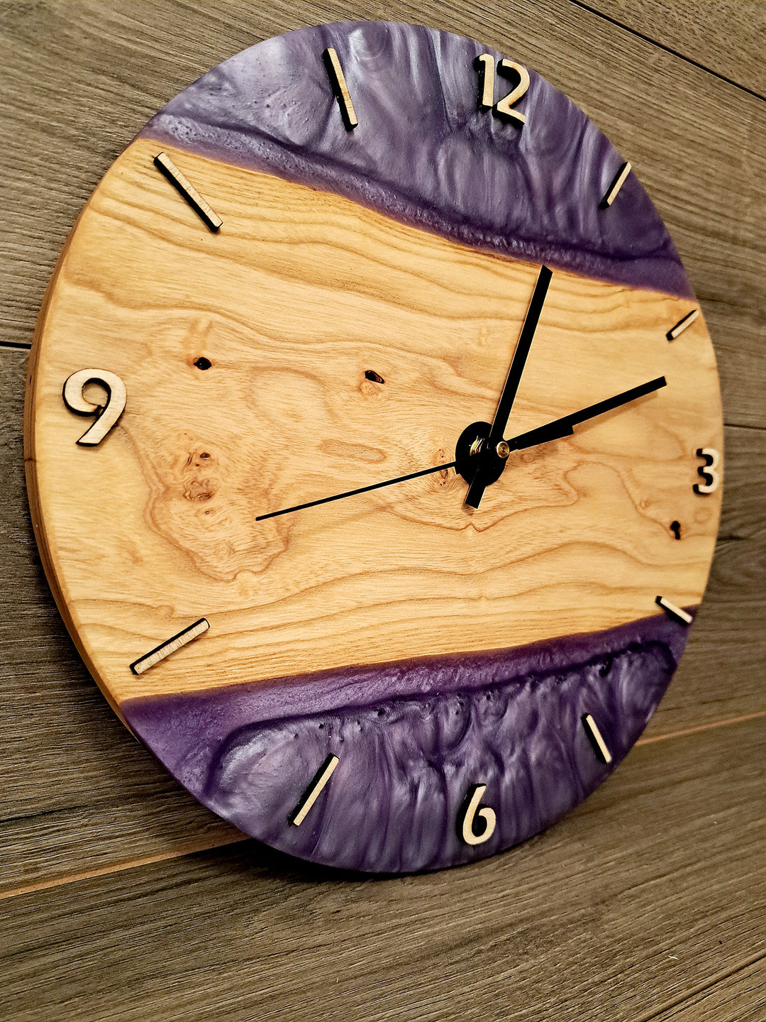 Wanduhr aus Walnussholz mit Epoxidharz – lautlos & handgefertigt