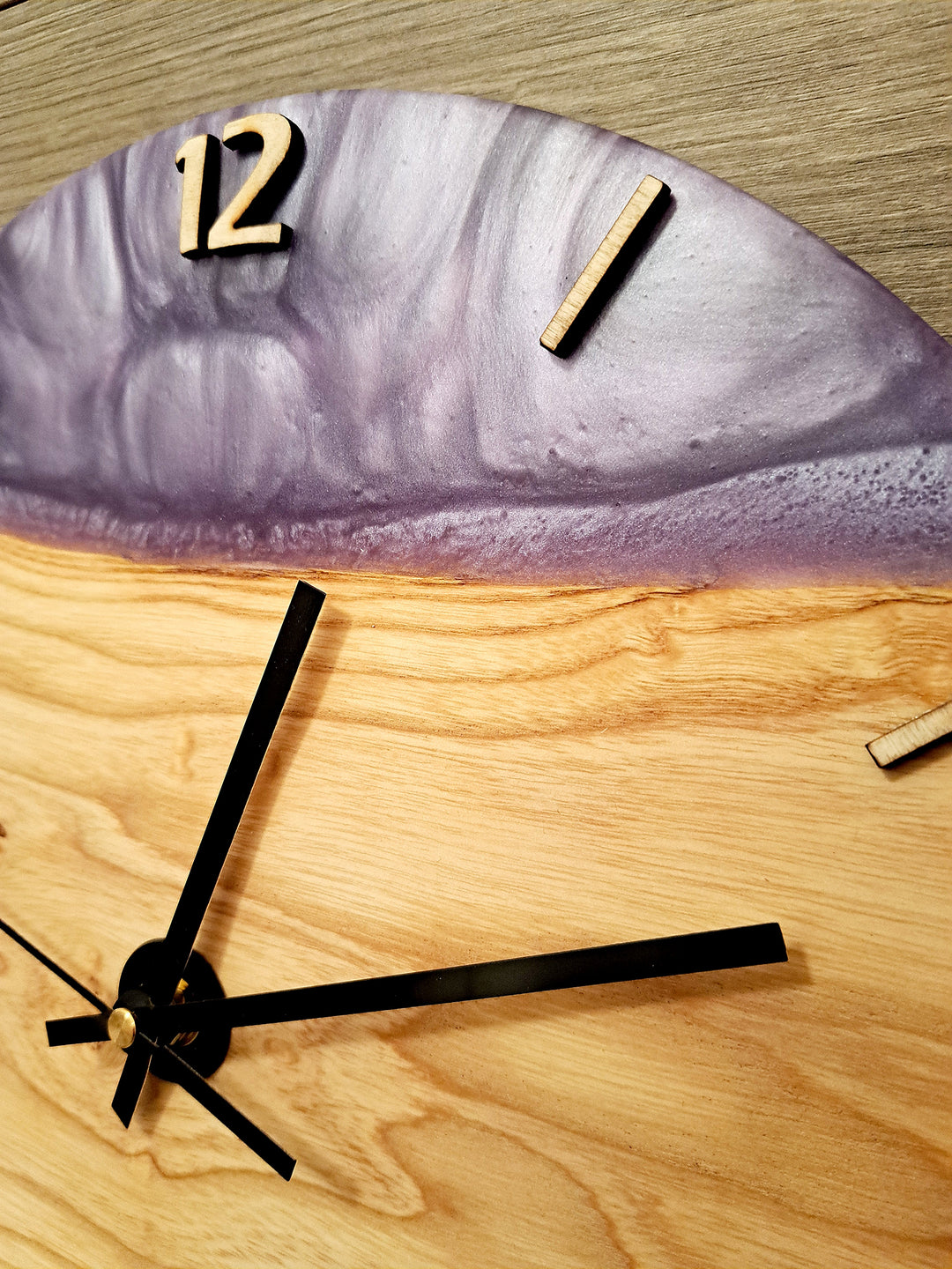 Wanduhr aus Walnussholz mit Epoxidharz – lautlos & handgefertigt