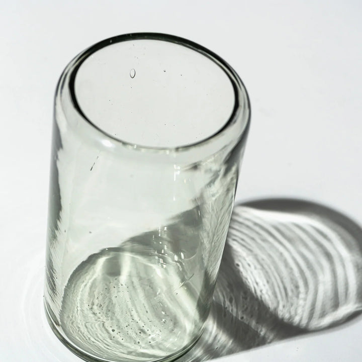 Recycelte Glasvase mit einzigartigem Design für stilvolle Deko
