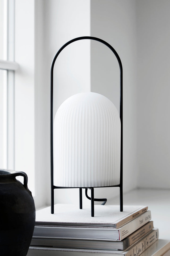 Moderne Tischlampe aus Opalglas mit dimmbarem Licht