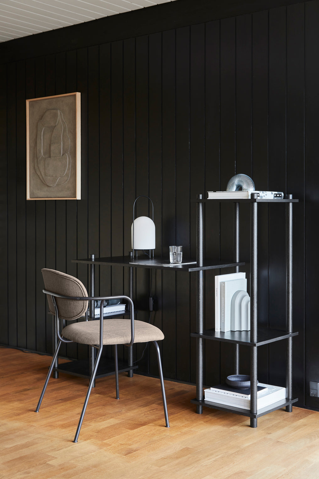 Moderne Tischlampe aus Opalglas mit dimmbarem Licht