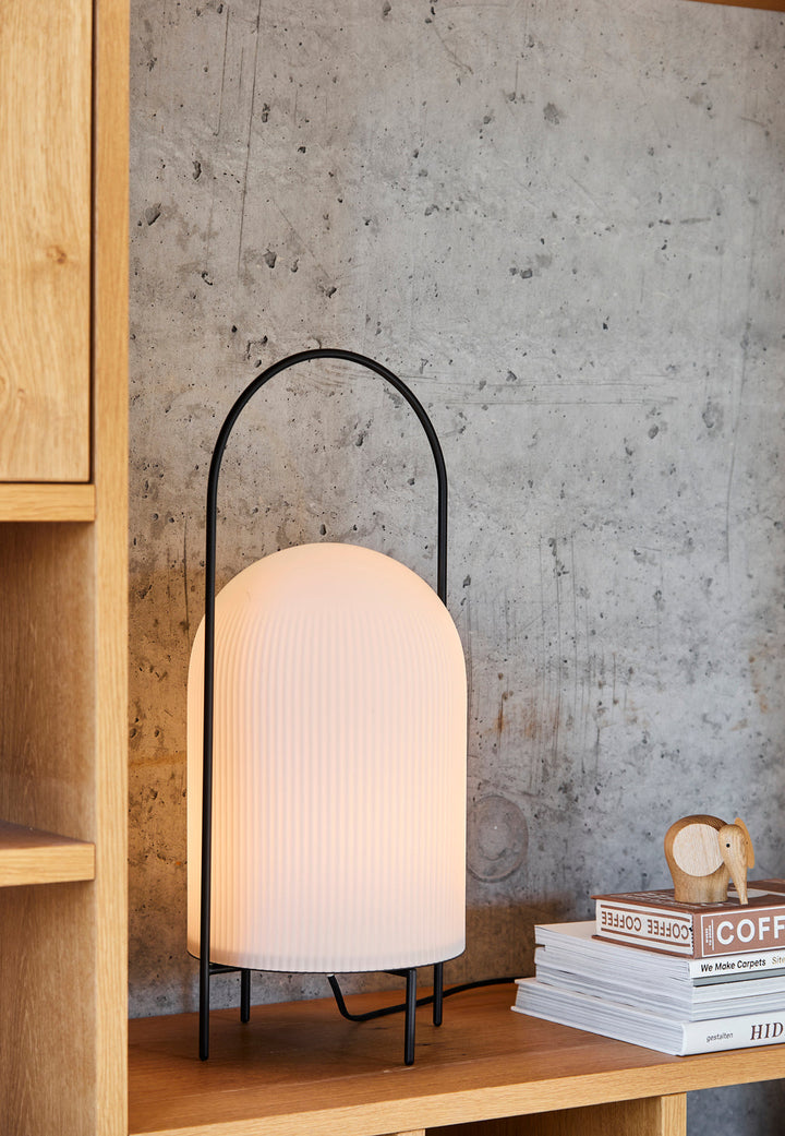Moderne Tischlampe aus Opalglas mit dimmbarem Licht