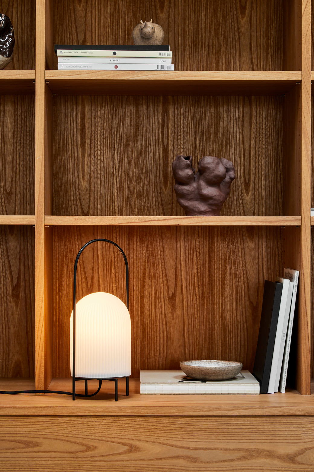 Moderne Tischlampe aus Opalglas mit dimmbarem Licht