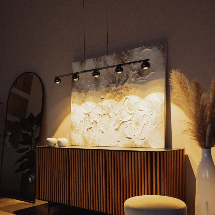 Stilvolle LED Deckenleuchte mit eleganten Lichtkegeln