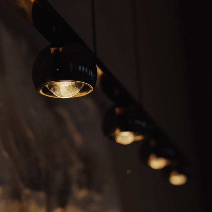 Stilvolle LED Deckenleuchte mit eleganten Lichtkegeln